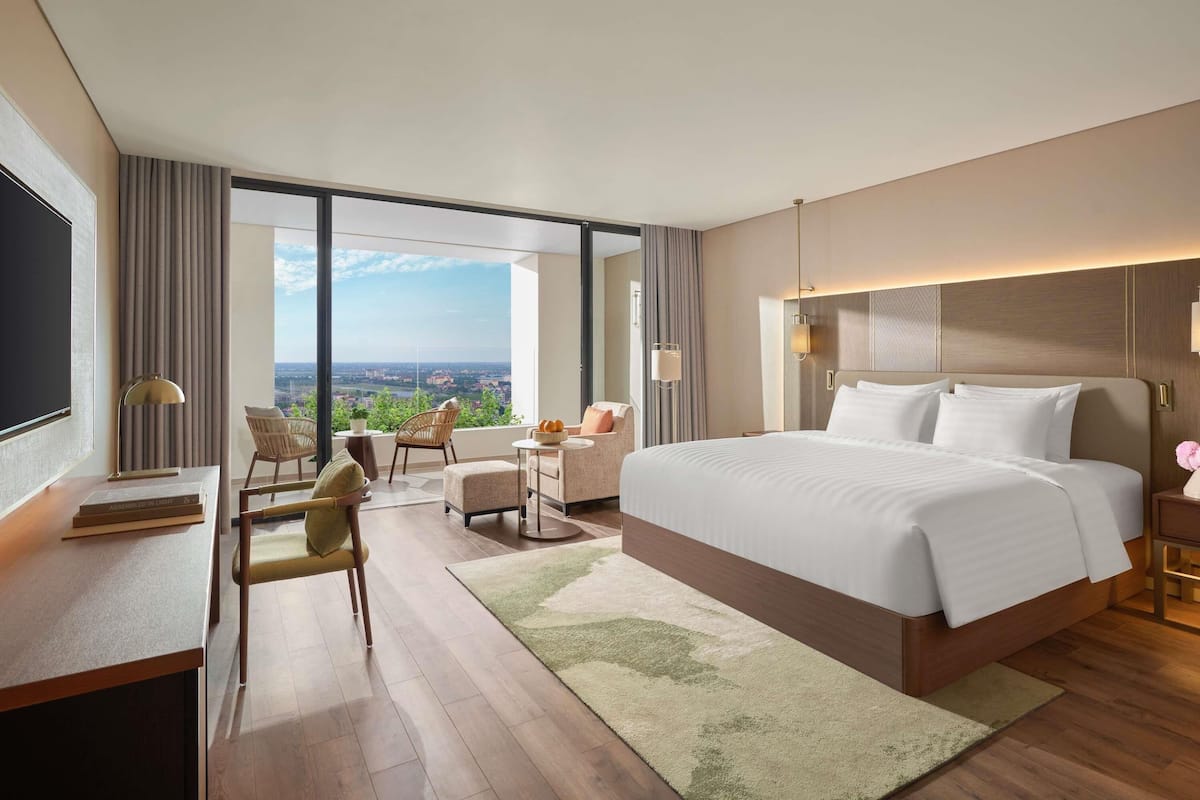 Deluxe Room, 1 King Bed, Club Lounge Access