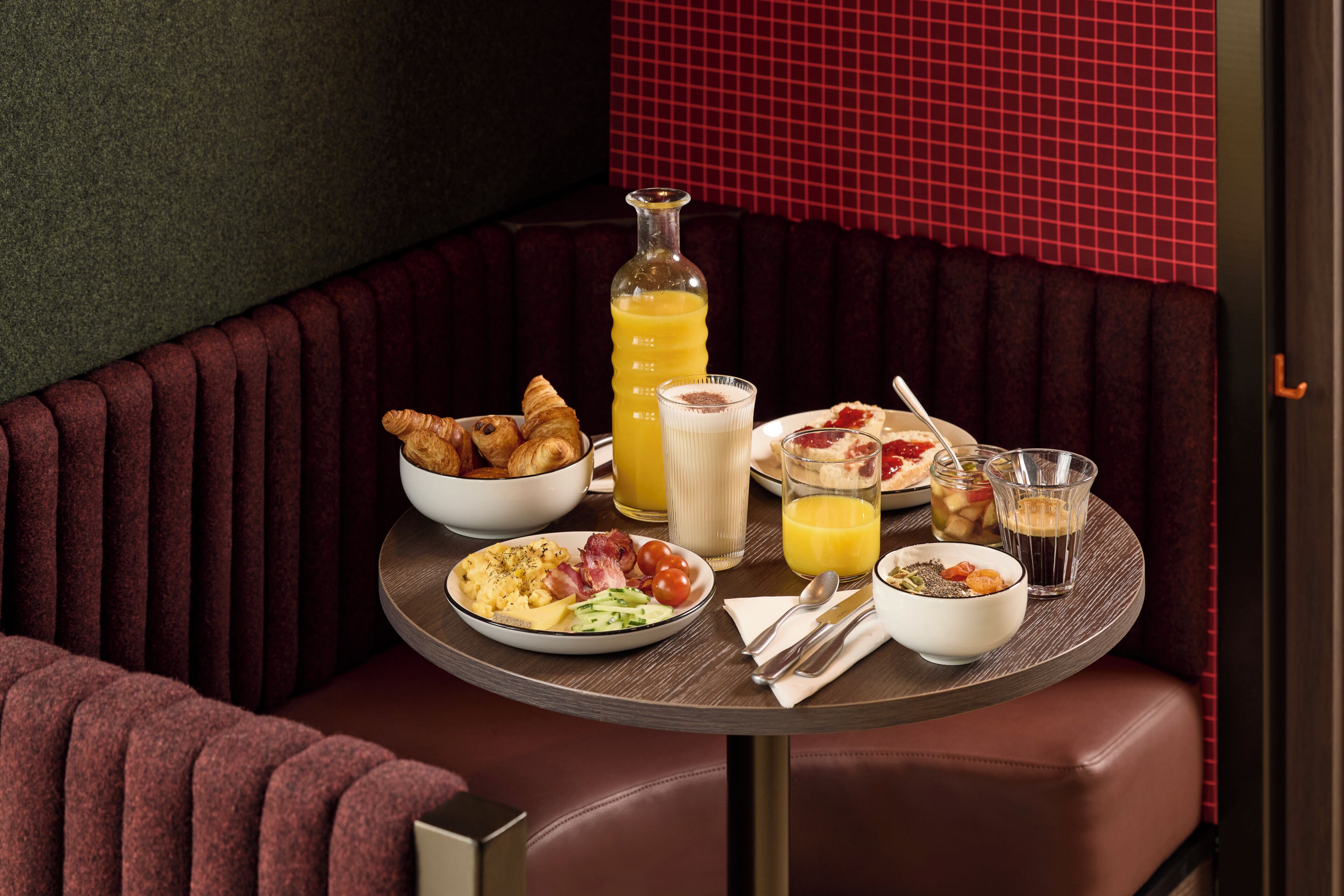 بوفيه فطور يوميًا بتكلفة قدرها (20 EUR للشخص)