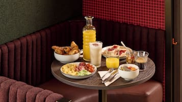 Sarapan bufet setiap hari (EUR 20 seorang)