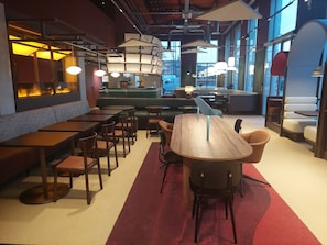 Café da manhã com buffet todos os dias (EUR 20 por pessoa)