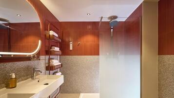 Camera Deluxe, letti multipli | Bagno | Asciugacapelli, asciugamani, sapone, shampoo