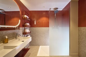 Deluxe-Zimmer, Mehrere Betten | Badezimmer | Haartrockner, Handtücher, Seife, Shampoo