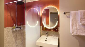 Superior Room, 1 Queen Bed | Bathroom | Hair dryer, towels, soap, shampoo