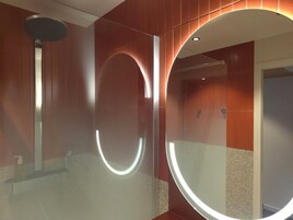 Superior Room, 1 Queen Bed | Bathroom