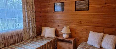 Escritorio, tabla de planchar con plancha, wifi