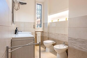 Douche, bidet, shampoing