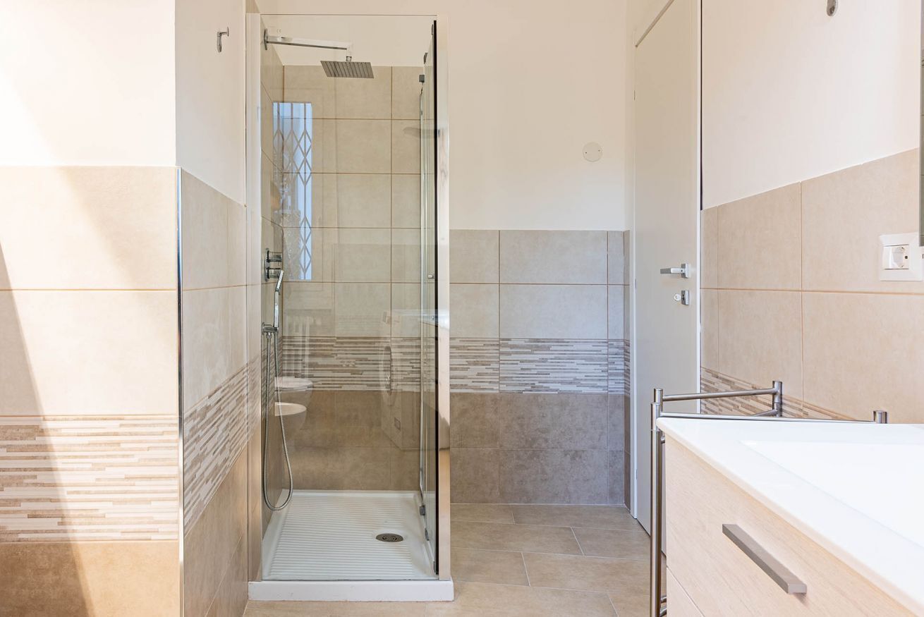 Shower, bidet, shampoo
