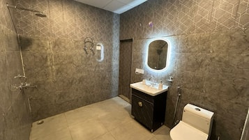 Douche, serviettes fournies, savon, shampoing