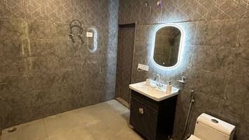 Regadera, toallas, jabón, shampoo