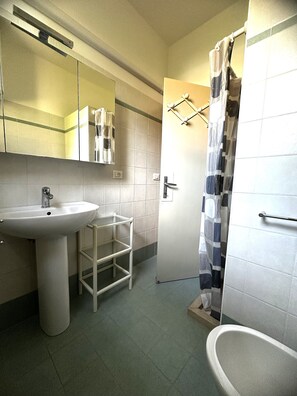 Shower, bidet, towels, soap - VILLA NORTH 117B - A1 5+1 - B01179 (Bibione Pineda)