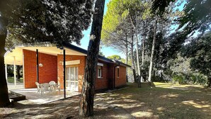 Un edificio in mattoni con un portico coperto e posti a sedere all'aperto.