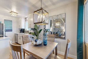 Dining - Carlsbad Coastal Retreat 1BR (Carlsbad)