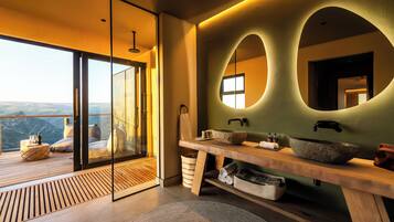 Suite, 1 King-Bett | Badezimmer | Komfortbadewanne, Regendusche, umweltfreundliche Kosmetikartikel