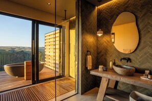 럭셔리 스위트, 침실 2개 | 욕실 | 전신 욕조, 레인폴 샤워기, 친환경 세면용품, 헤어드라이어