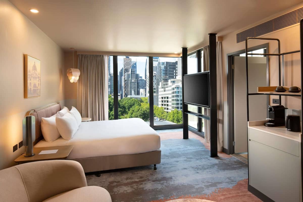 Caja de seguridad en la habitación y espacio para trabajar con laptop