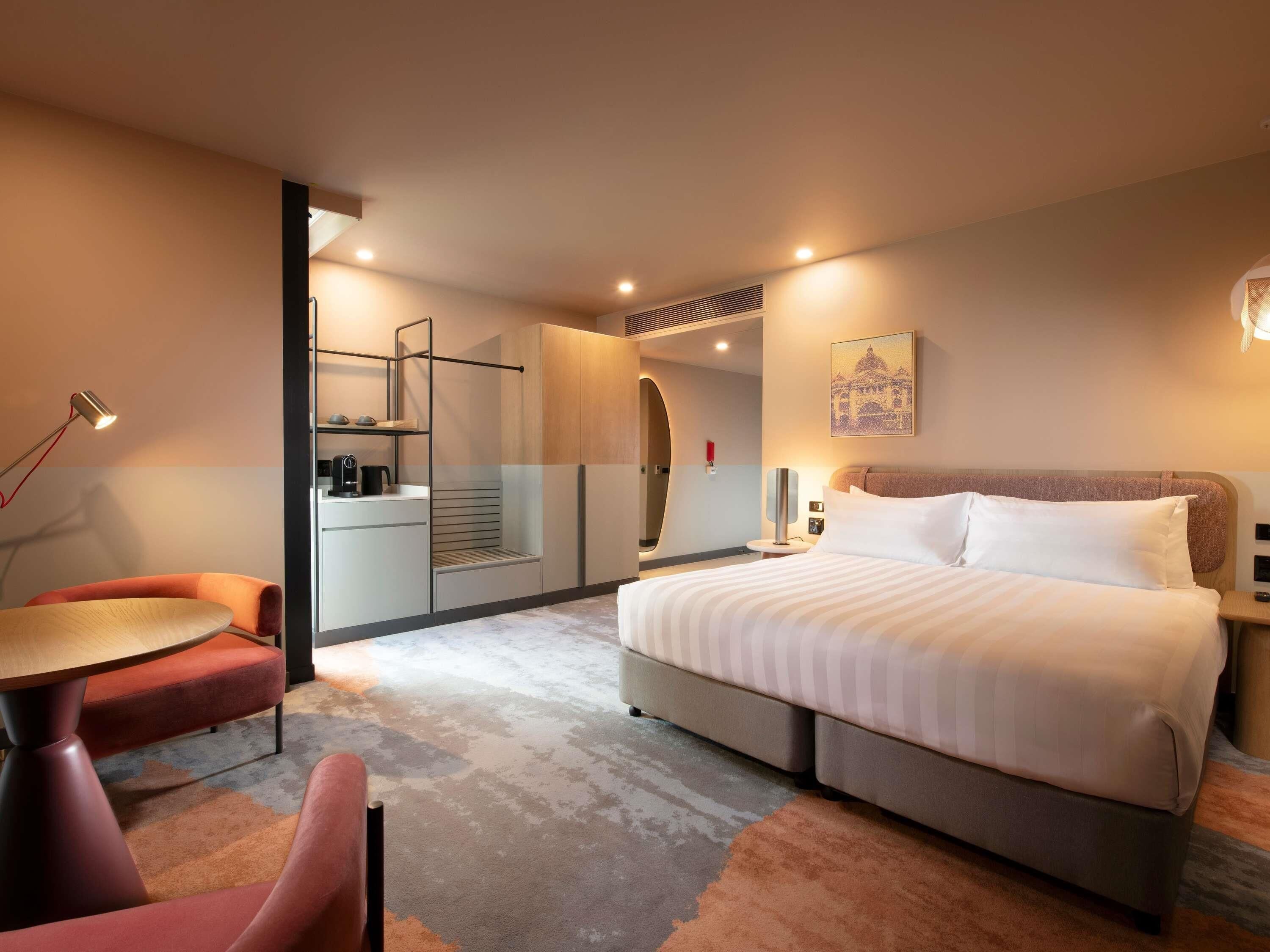 Standardzimmer, 1 King-Bett, rollstuhlgeeignete Dusche | Zimmersafe, laptopgeeigneter Arbeitsplatz, Verdunkelungsvorhänge