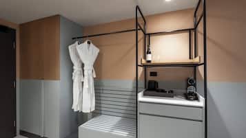 Zimmersafe, laptopgeeigneter Arbeitsplatz, Verdunkelungsvorhänge