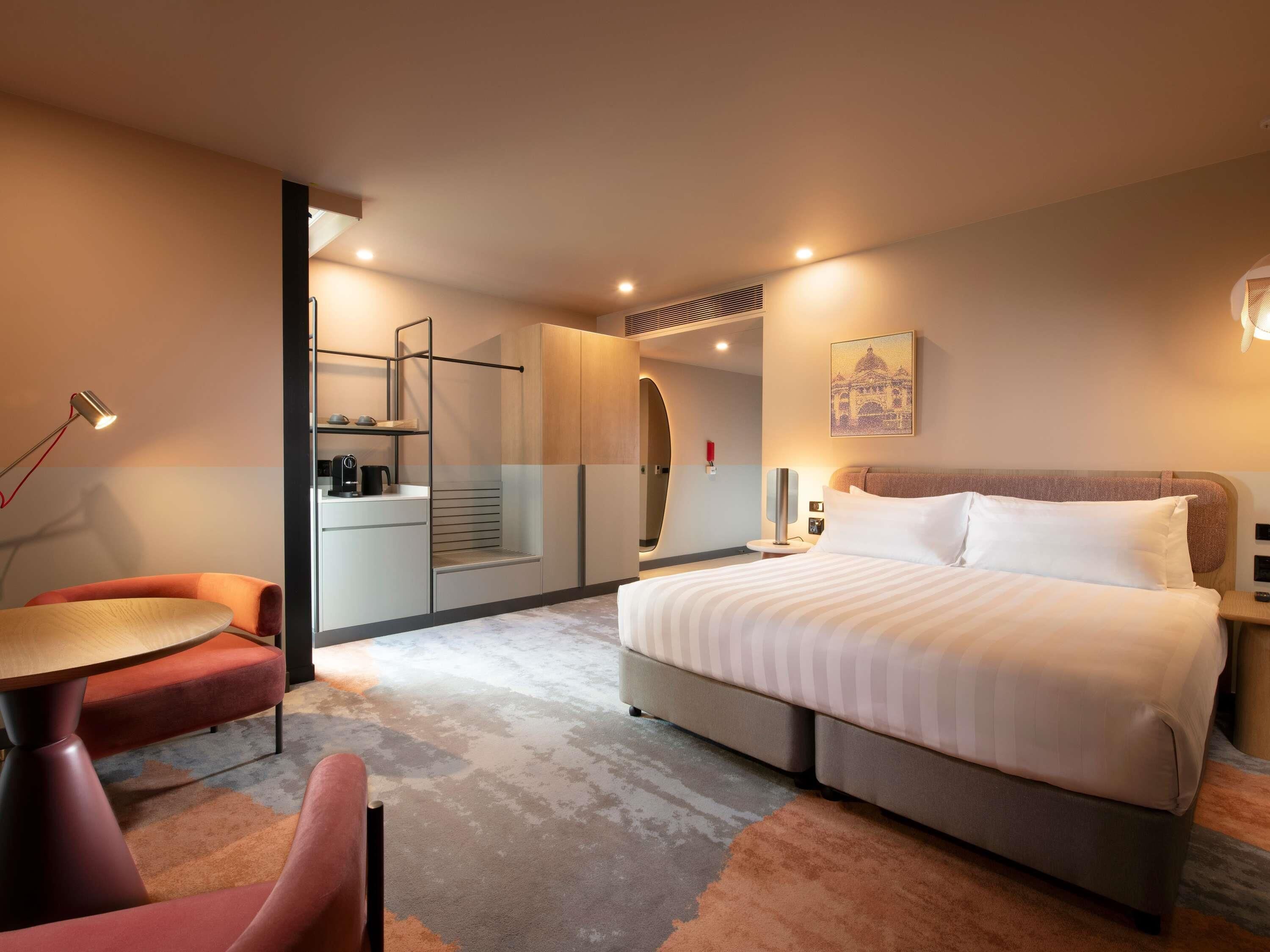 Standard Room, 1 King Bed, Roll-in Shower | In-room safe, laptop workspace, blackout drapes, iron/ironing board