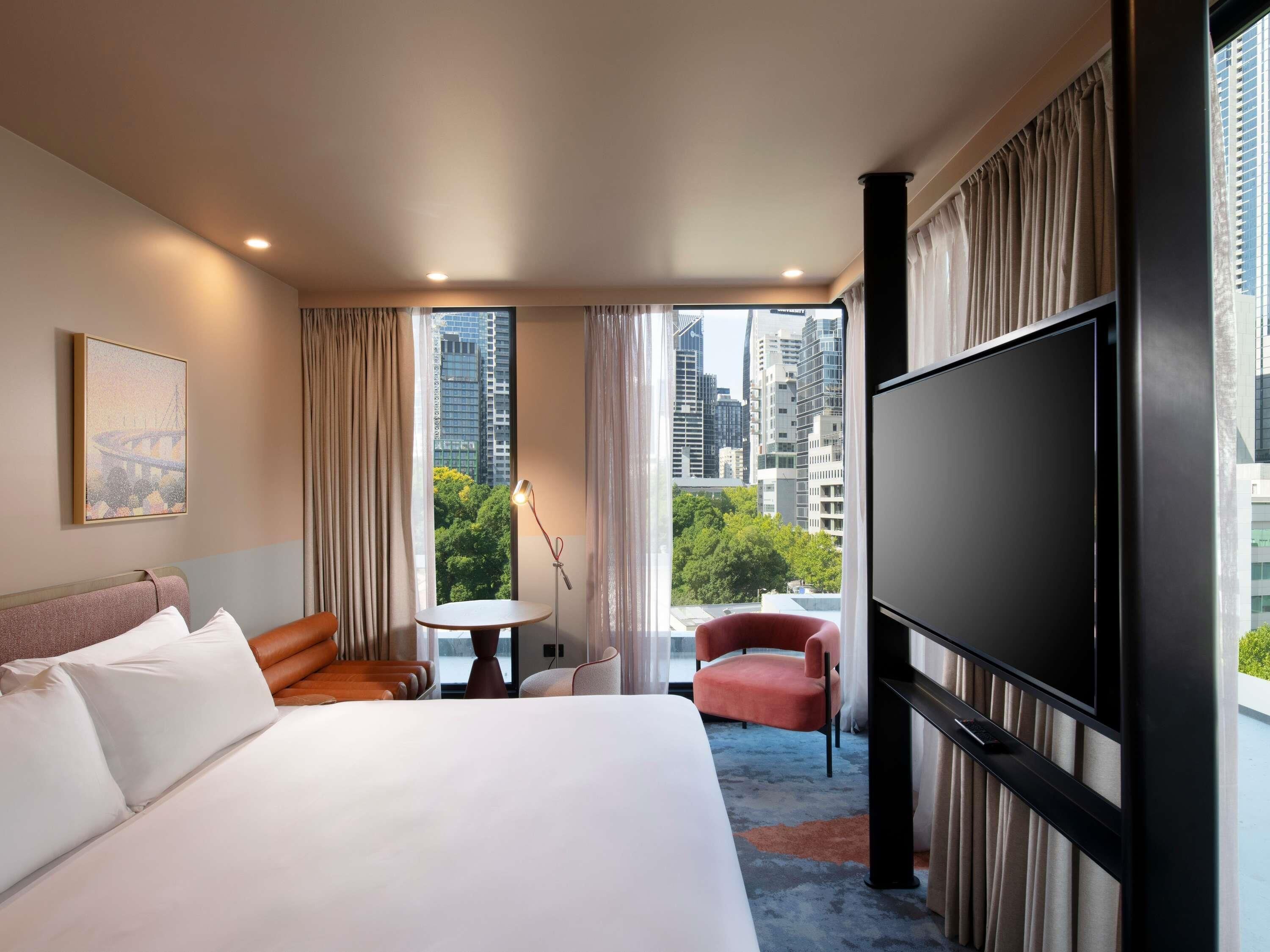 Executive Room, 1 King Bed | In-room safe, laptop workspace, blackout drapes, iron/ironing board