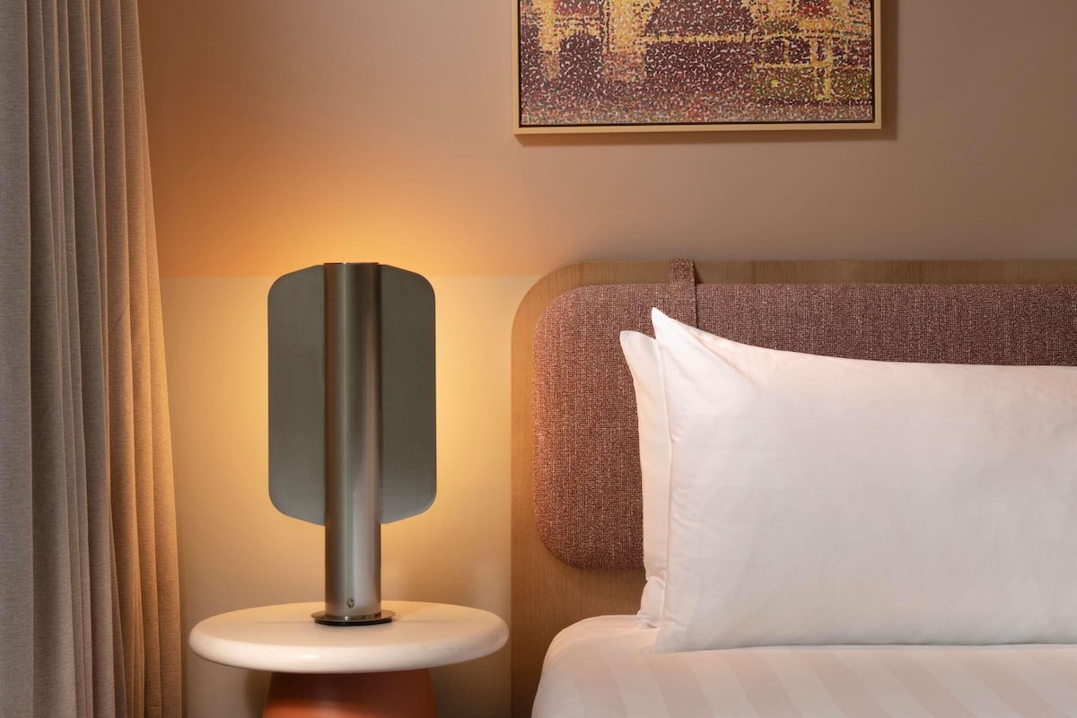 Zimmersafe, laptopgeeigneter Arbeitsplatz, Verdunkelungsvorhänge