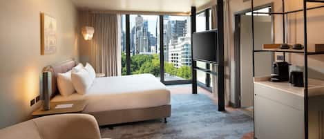 Suite junior, 1 cama King size | Caja de seguridad en la habitación y espacio para trabajar con laptop