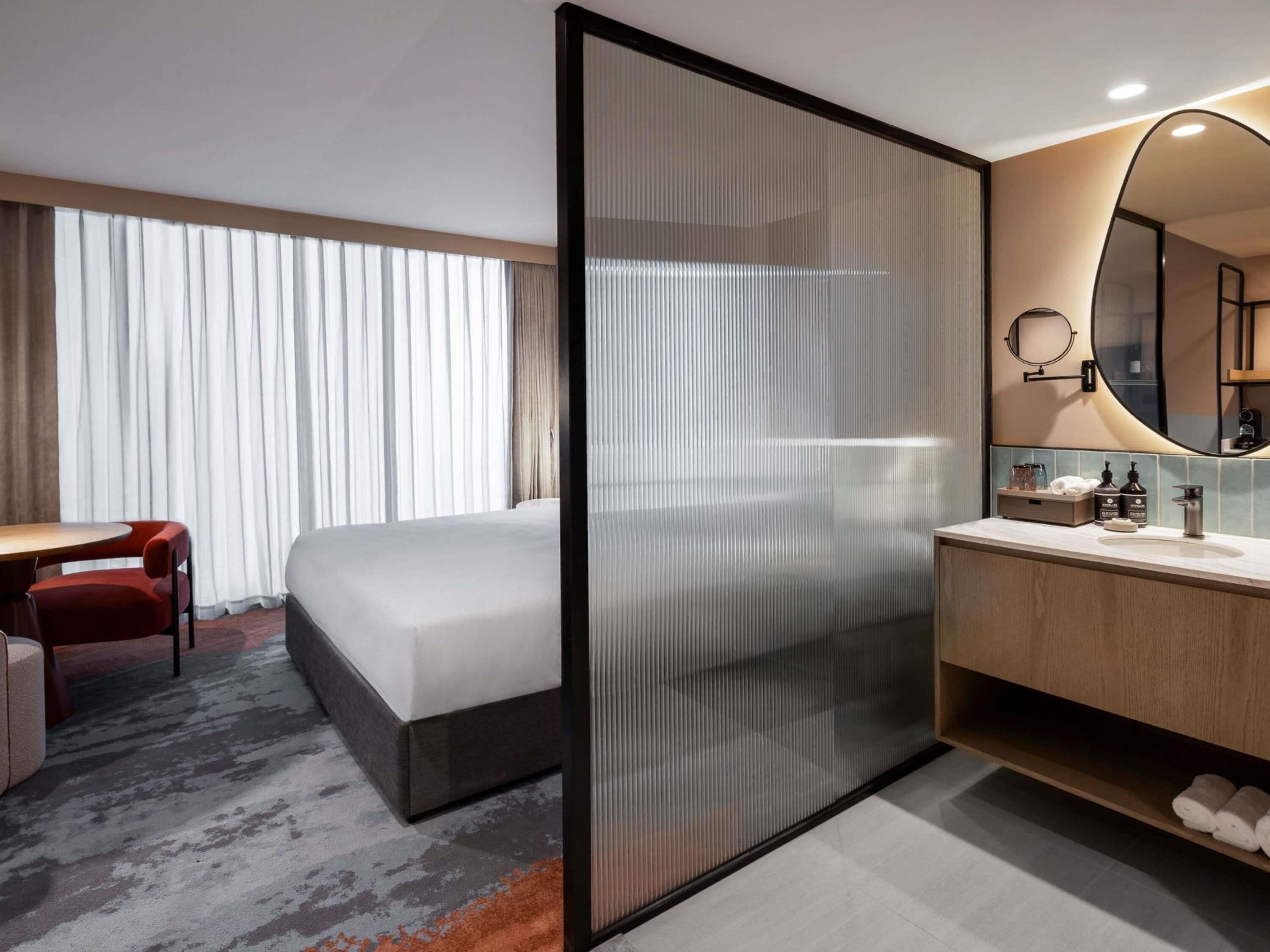 客房内保险箱、笔记本电脑工作区、遮光窗帘、熨斗/熨衣板