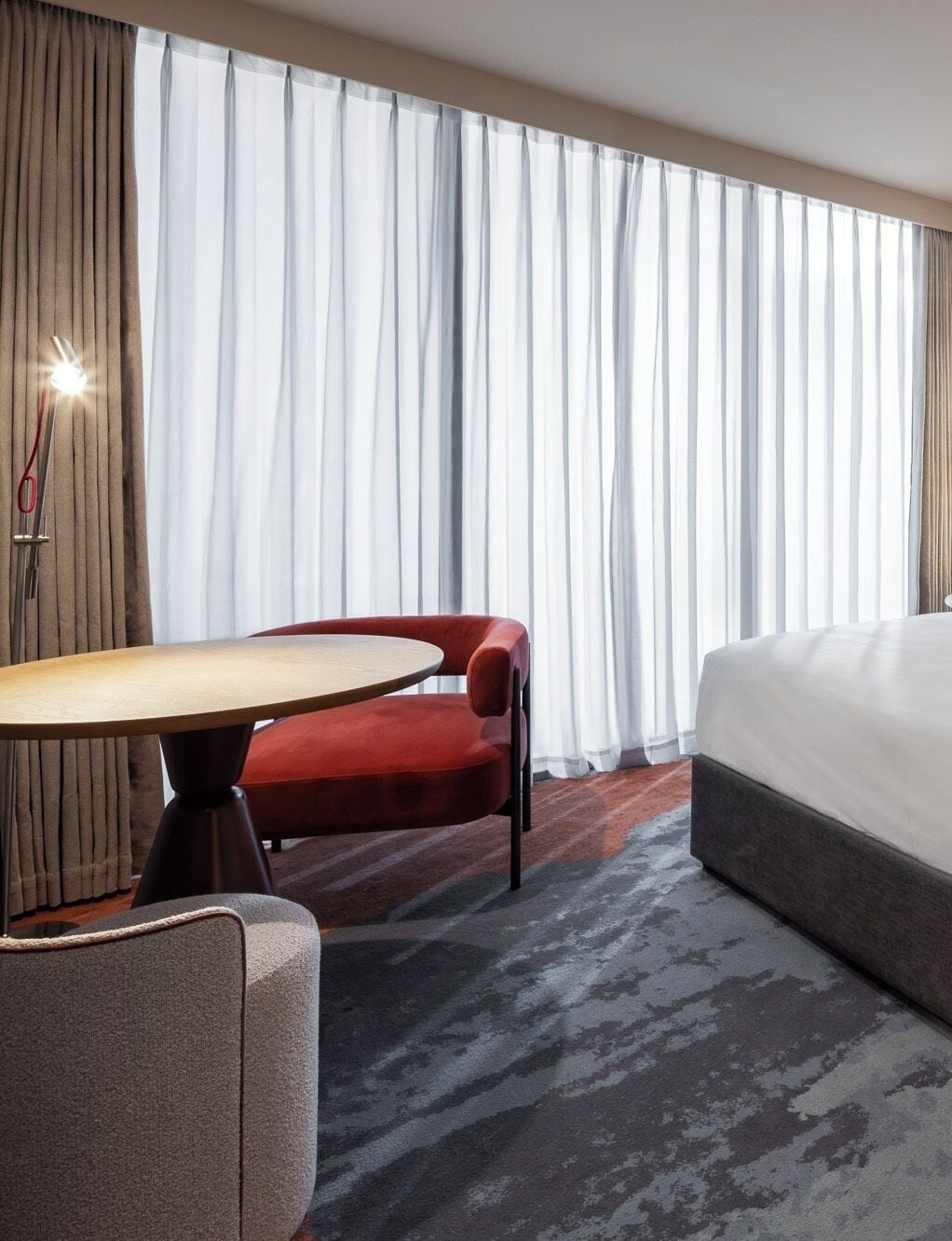 Caja de seguridad en la habitación y espacio para trabajar con laptop 