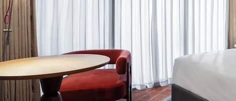 Caja de seguridad en la habitación y espacio para trabajar con laptop