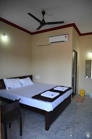 Quarto casal | Escrivaninha, espaço de trabalho para notebook, Wi-Fi de cortesia