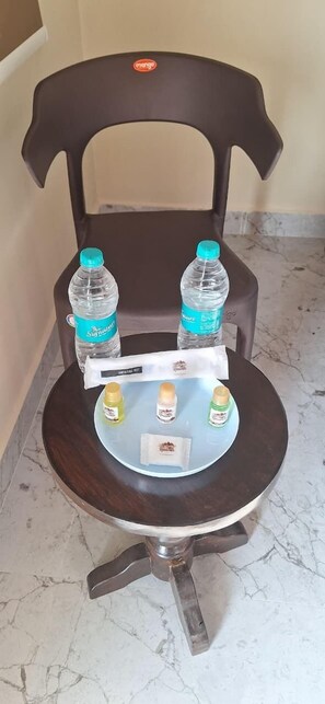 Escritorio, espacio para trabajar con laptop y wifi gratis