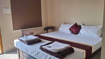 Bureau, espace de travail pour ordinateur portable, Wi-Fi gratuit