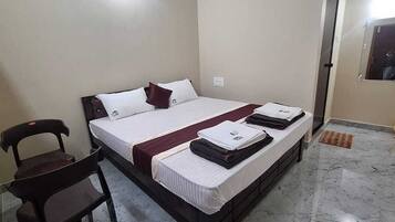 Rom – deluxe | Skrivebord, skrivebord for bærbar PC og wi-fi (inkludert)