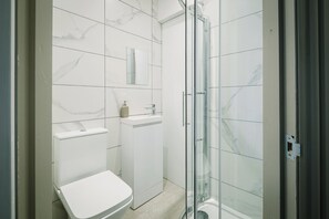 Studio, 1 Double Bed | Bathroom - Sun St Apartment 4 (Lancaster)