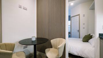 Studio, 1 Double Bed | Dining room