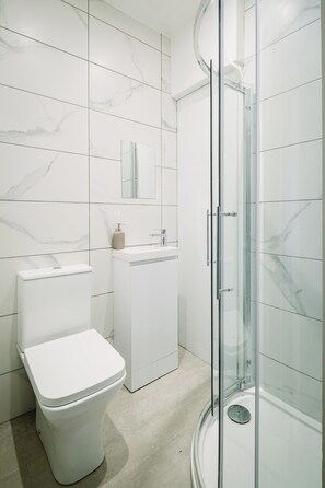 Studio, 1 Double Bed | Bathroom - Sun St Apartment 4 (Lancaster)