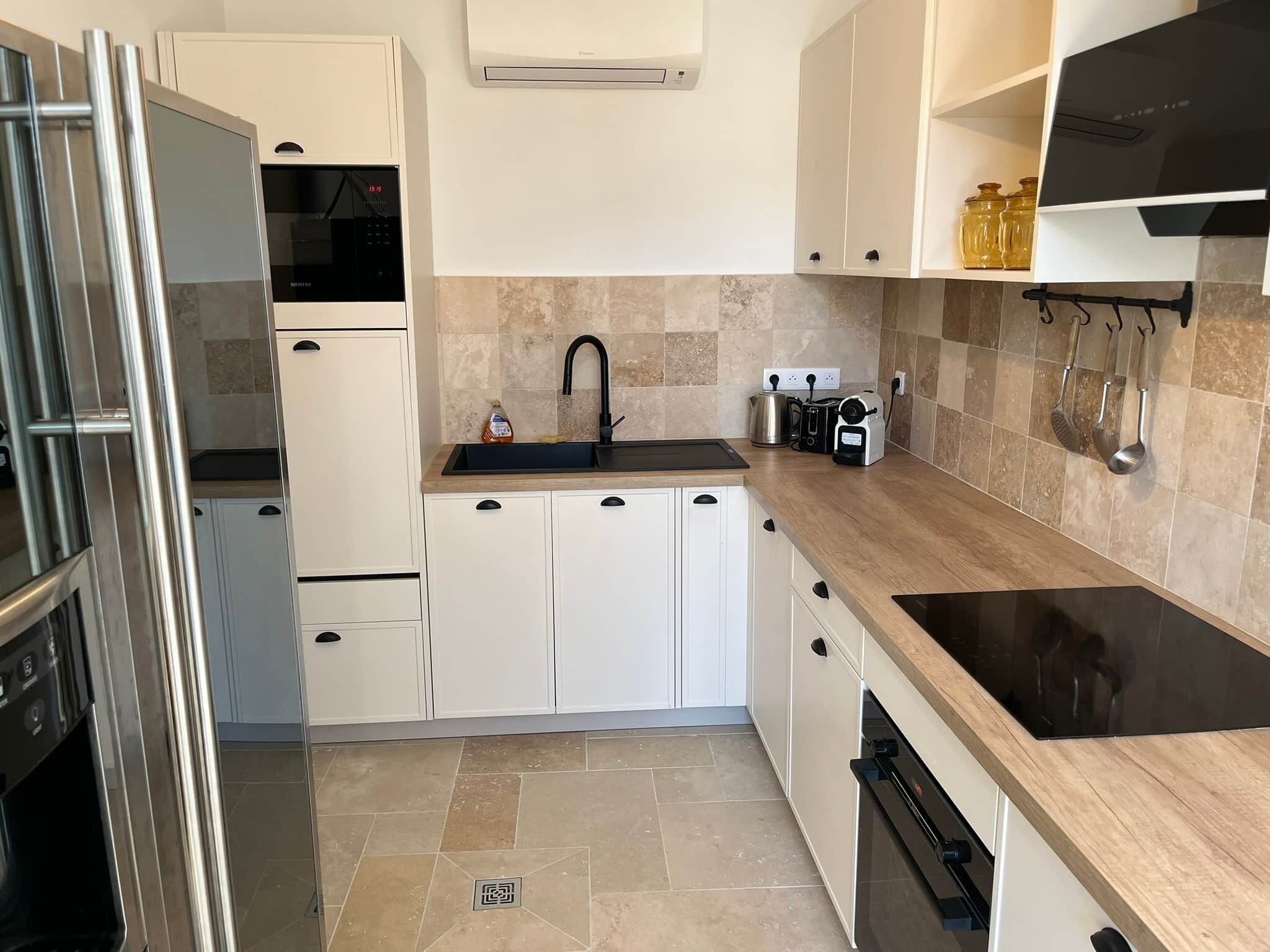 Kjøleskap, mikrobølgeovn, ovn og kokeplater