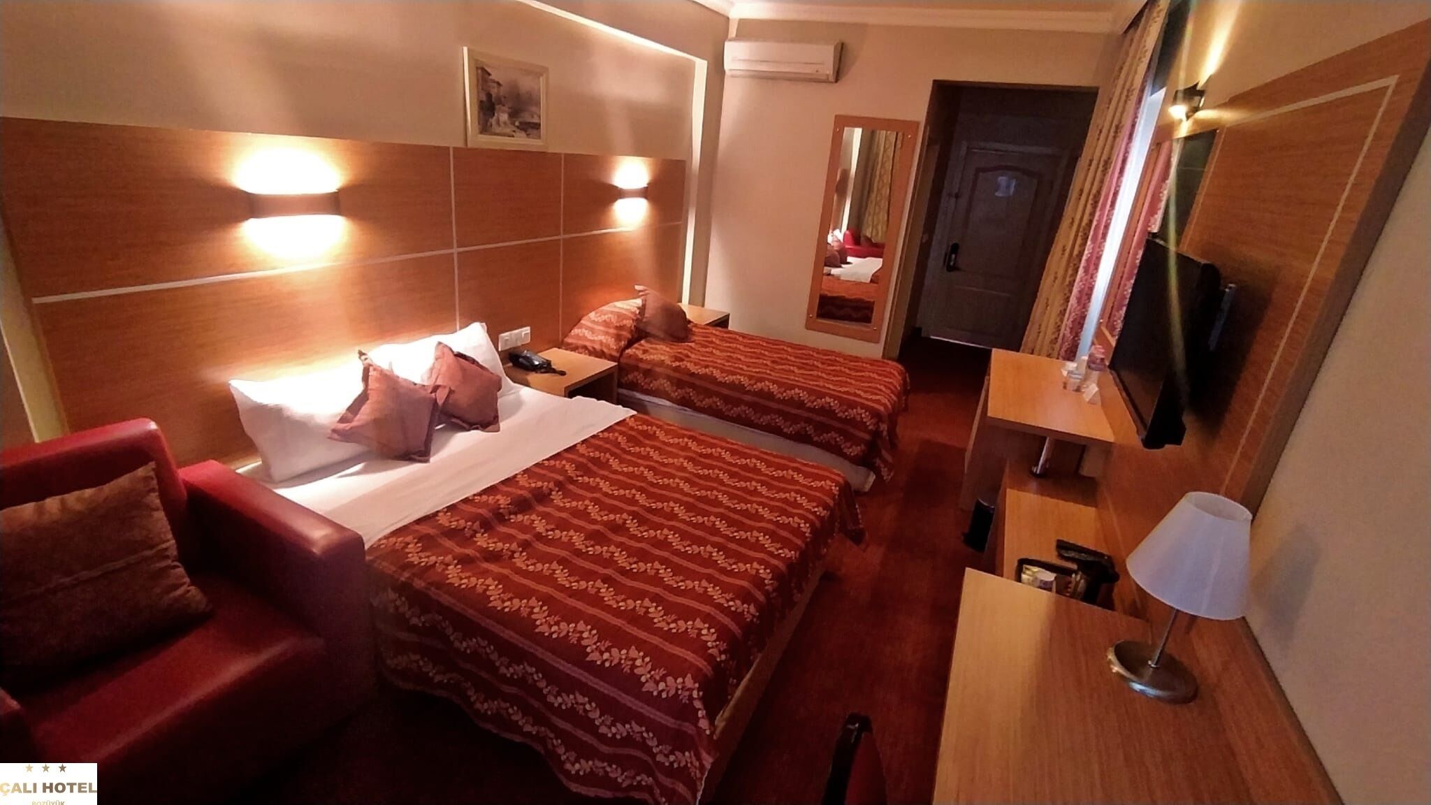 Habitación doble, vista a la ciudad | Caja de seguridad en la habitación y escritorio 