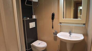 Quarto, vista para a cidade | Banheiro | Chuveiro, secador de cabelo, chinelos, toalhas de banho