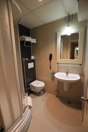 Habitación doble, vista a la ciudad | Baño | Regadera, amenidades de baño gratuitas, secadora de cabello, pantuflas 