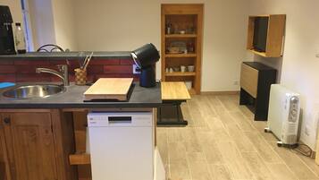 Køleskab, mikrobølgeovn, ovn, kogeplade