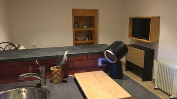 Een koelkast, een microgolfoven, een oven, een kookplaat