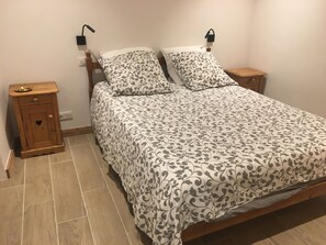 1 bedroom, iron/ironing board, WiFi, bed sheets - Papi Stop with Wi-Fi (Les Belleville)