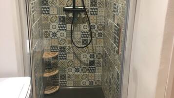 Bruser, hårtørrer, håndklæder