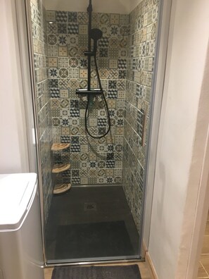 Shower, hair dryer, towels - Papi Stop with Wi-Fi (Les Belleville)