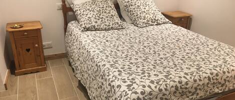 1 chambre, fer et planche à repasser, Wi-Fi, draps fournis