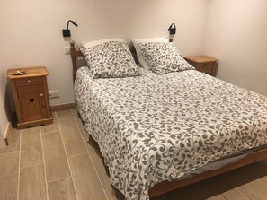 Tabla de planchar con plancha, wifi y ropa de cama 