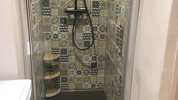 Douche, sĂšche-cheveux, serviettes fournies