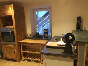 Jääkaappi, mikroaaltouuni, uuni, liesi