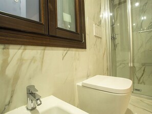 Amenidades de baño gratuitas, secadora de cabello, toallas, jabón 