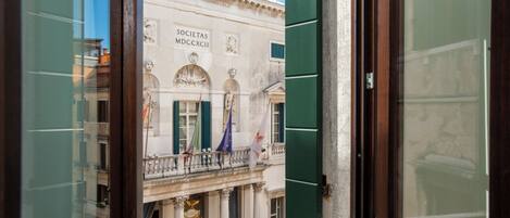 Apartamento panorâmico, 2 quartos, terraço | Cofres nos quartos, cortinas blackout, Wi-Fi de cortesia